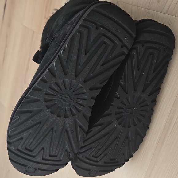 UGG Gita Bow Mini Boots, Black, Size 9 - Picture 5 of 9